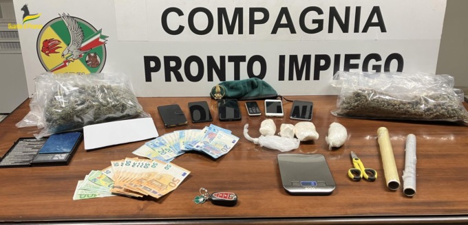 Fermato dalla Finanza fa il vago e poi si innervosisce: nell’auto del narcos albanese c’erano tre etti di coca