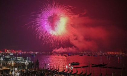 Capodanno Venezia, le suggestive foto dei fuochi d'artificio nel Bacino di San Marco