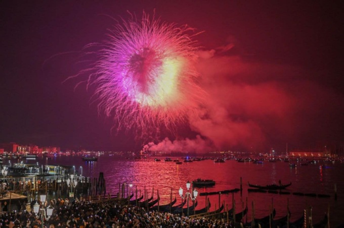 Capodanno Venezia, le suggestive foto dei fuochi d’artificio nel Bacino di San Marco