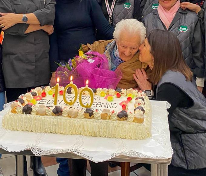 Ernestina, la nonna “sprint” di Marghera, compie 100 anni: ogni giorno va al centro commerciale in tram