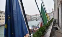Funerale Benedetto XVI, anche Venezia saluta il Papa Emerito: bandiere a mezz'asta