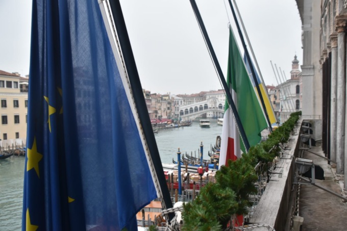 Funerale Benedetto XVI, anche Venezia saluta il Papa Emerito: bandiere a mezz’asta
