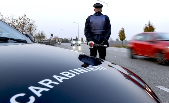 Massacra la madre e gli impongono il divieto di avvicinamento: ma lui torna da lei