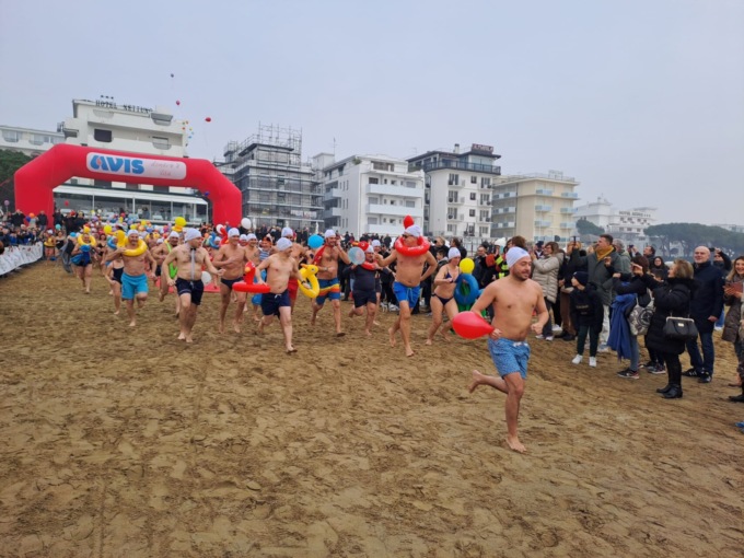 Jesolo, video e foto del “Tuffo di Capodanno”: ecco i 150 coraggiosi!