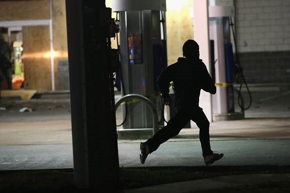 Ladro seriale ruba in due negozi e poi si getta in un canale per scappare dalla Polizia