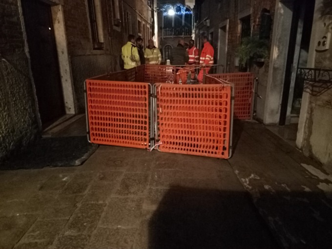 Lo scoppio di una condotta idrica rivela “strani movimenti” in Calle degli Assassini