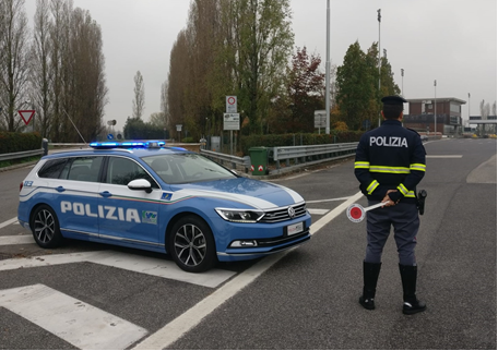 Camionista ubriaco fradicio al volante in autostrada: aveva più alcol che sangue in circolo