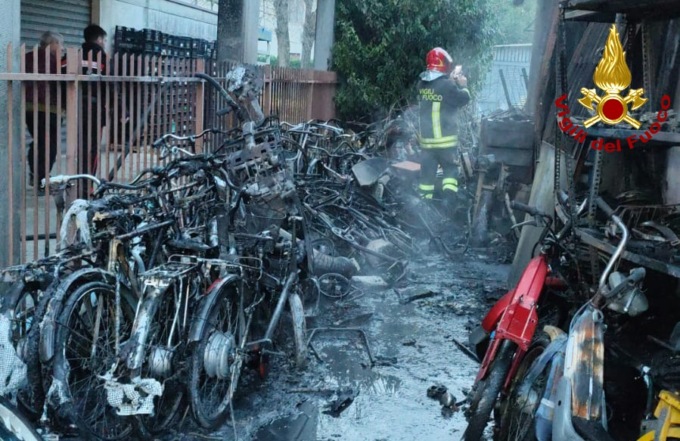 Misterioso incendio all’officina di bici a Mirano: bruciato anche il deposito