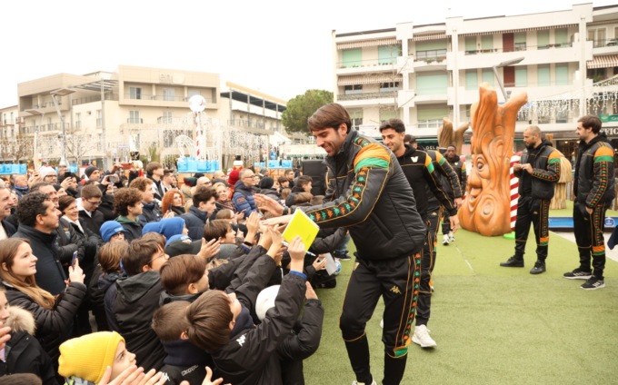 Jesolo, le foto dei campioni del Venezia FC in piazza Mazzini: un vero “bagno di folla”