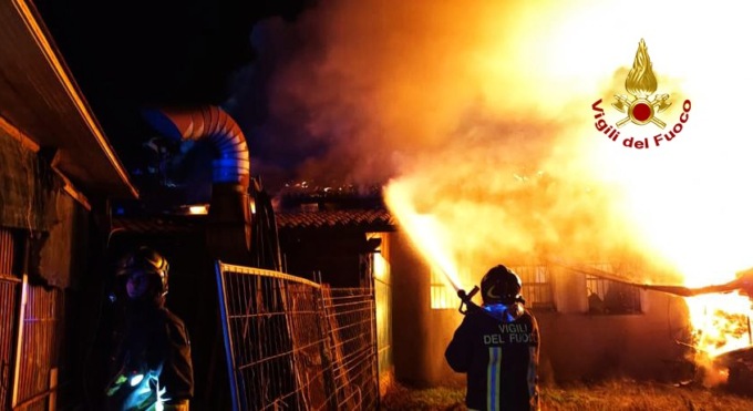 Inferno di fuoco a Campolongo Maggiore, video e foto del capannone agricolo divorato dalle fiamme