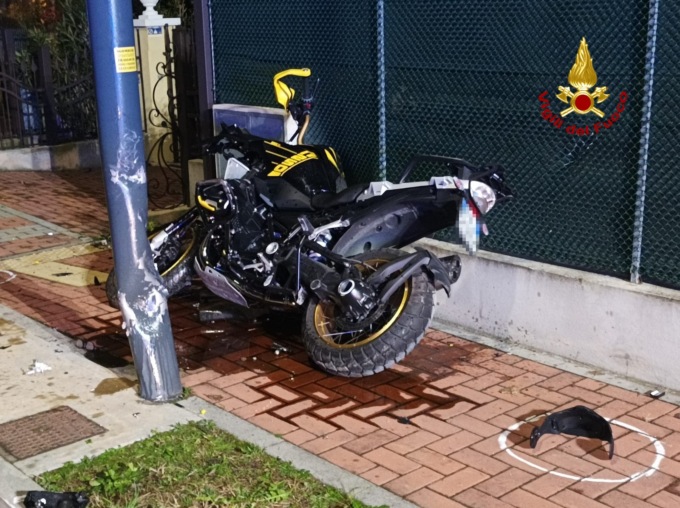 Perde il controllo e si schianta contro un palo: morto motociclista 61enne