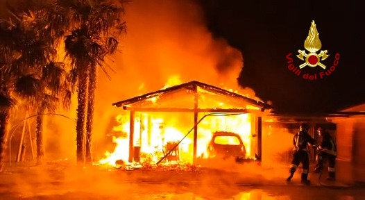 Inferno di fuoco a Mirano: le immagini dell’auto divorata dalle fiamme