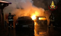 Paura nella notte a Mirano, le foto delle due auto divorate dalle fiamme: bruciata anche la tettoia di casa