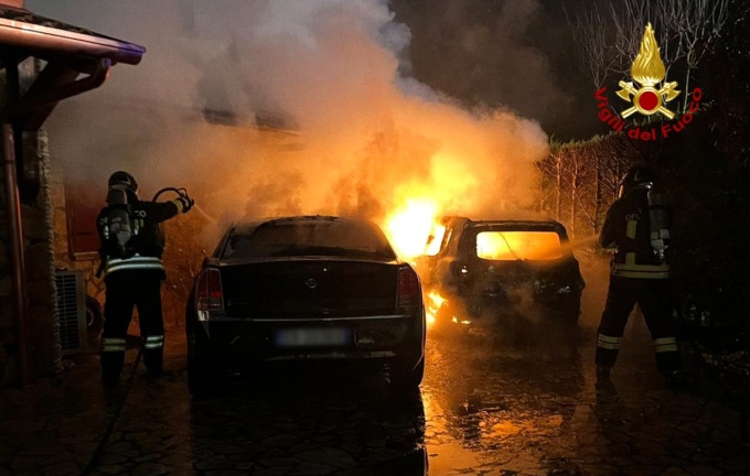 Paura nella notte a Mirano, le foto delle due auto divorate dalle fiamme: bruciata anche la tettoia di casa