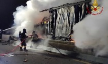 Inferno di fuoco lungo l'A4 in direzione Trieste: tir divorato dalle fiamme