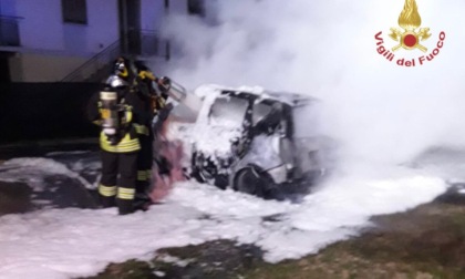 Auto in sosta divorata dalle fiamme: non si esclude l'incendio doloso
