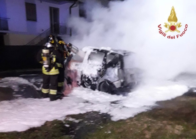 Auto in sosta divorata dalle fiamme: non si esclude l’incendio doloso