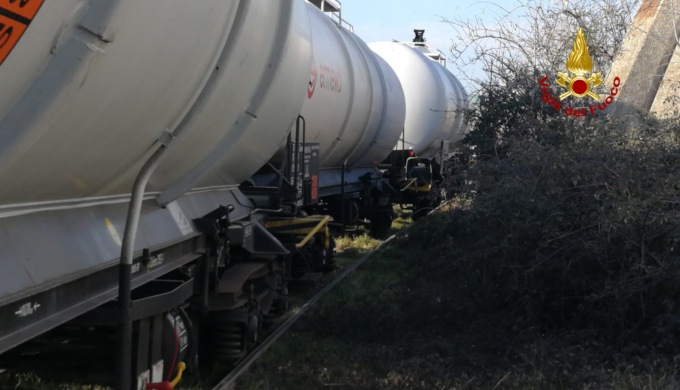 Petrolchimico di Marghera, “deragliano” tre ferrocisterne di acido fluoridrico