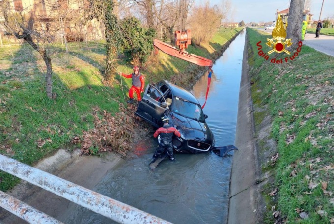 Perdono il controllo del suv Jaguar e “volano” nel canale: due feriti