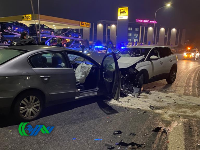 Auto contromano in rotonda provoca frontale e l’impatto è violentissimo: morto il conducente
