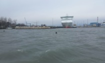 Improvvisa raffica di vento: traghetto si schianta all'ingresso della darsena di Fusina