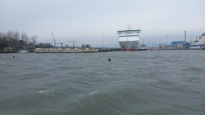 Improvvisa raffica di vento: traghetto si schianta all’ingresso della darsena di Fusina
