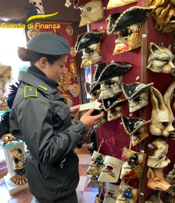 Carnevale di Venezia, occhio alle maschere tarocche: c’è scritto “made in Italy” ma arrivano dall’Albania