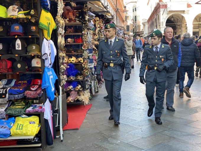 Carnevale irregolare: nella festa privata in un palazzo nobiliare, personale in nero (col reddito di cittadinanza)