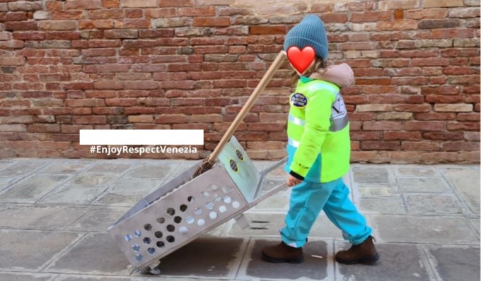Altro che Frozen o Mercoledì Addams: per Carnevale la bimba si traveste da… spazzina