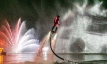 Carnevale di Venezia 2023: ballerini acrobati che volano sul pelo dell'acqua, fiamme e giochi di luce