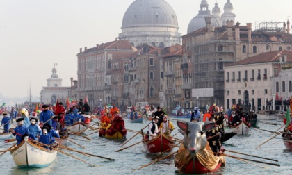 Carnevale di Venezia 2023: domenica 5 febbraio le barche e le remiere in corteo sul Canal Grande