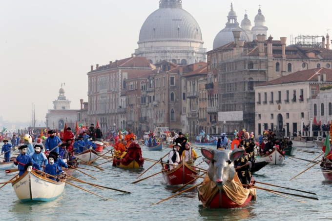 Carnevale di Venezia 2023: domenica 5 febbraio le barche e le remiere in corteo sul Canal Grande