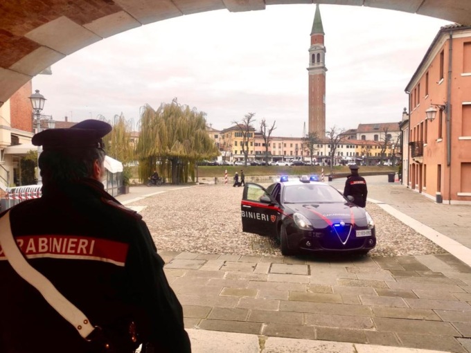 Dolo “ostaggio” di una baby gang: rubano, minacciano e devastano