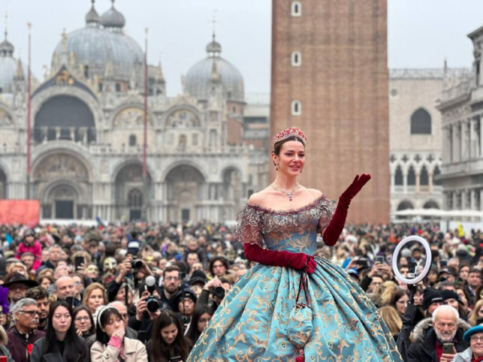 Carnevale di Venezia: la Maria 2023 Beatrice Raffael accolta come una regina in piazza San Marco