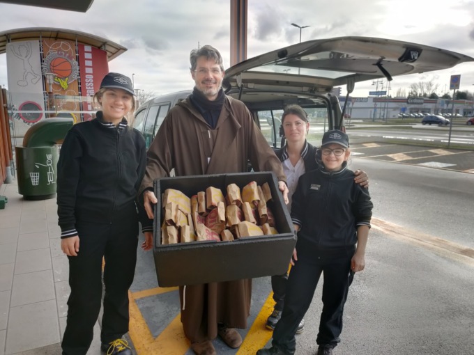 McDonald’s dona 450 pasti caldi a persone e famiglie in difficoltà