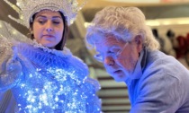 Carnevale di Venezia 2023: la Maria del 2022 indossa un abito tempestato di luci a led (foto)