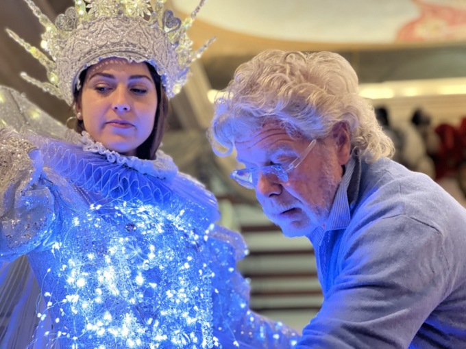 Carnevale di Venezia 2023: la Maria del 2022 indossa un abito tempestato di luci a led (foto)