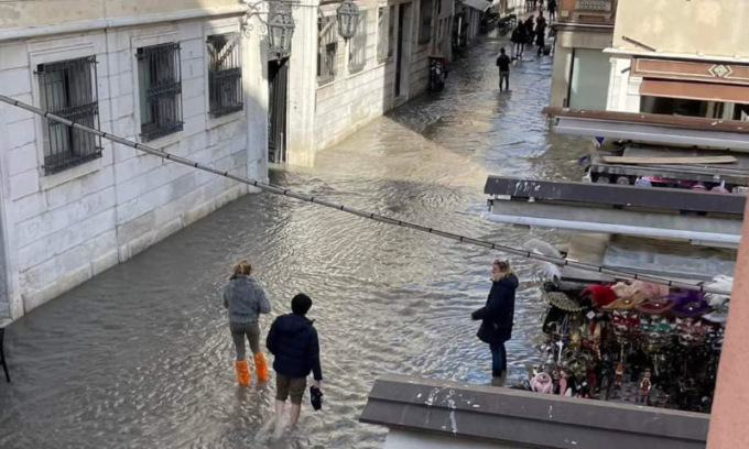 Tubo dell’acqua rotto: Lista di Spagna completamente allagata