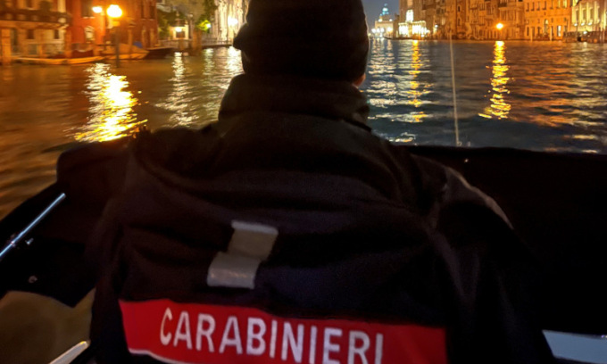 Coltello alla gola e pistola puntata: violenta aggressione a Venezia