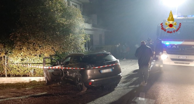 L’auto “impazzita” centra i contatori dell’Enel che finiscono davanti alla porta di un’abitazione