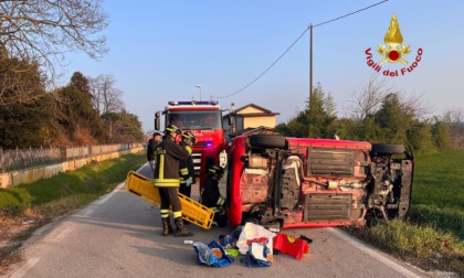 Anziana perde il controllo del veicolo: l'auto sbanda e finisce rovesciata su un fianco