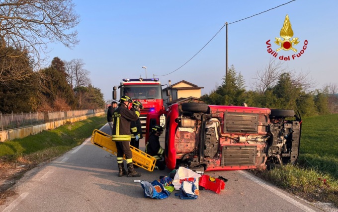 Anziana perde il controllo del veicolo: l’auto sbanda e finisce rovesciata su un fianco