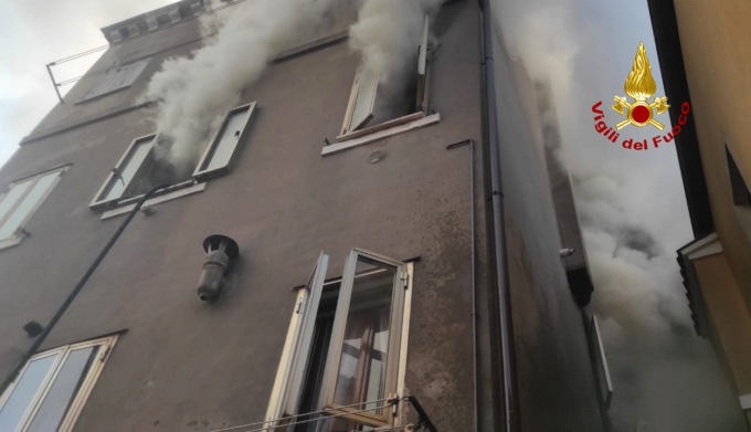 Le fiamme divampano all’improvviso e lui resta intrappolato nell’inferno di fuoco