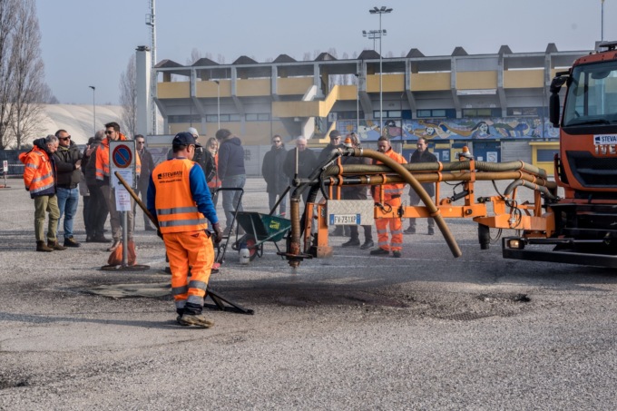 Buche stradali: ecco l’innovativo macchinario che colma le fessure in pochi minuti