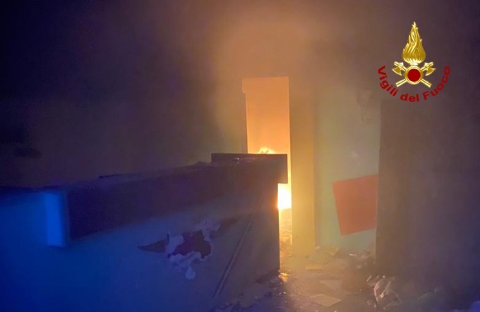 In fiamme un chiosco dell’ex stabilimento dell’Aeronautica a Sottomarina