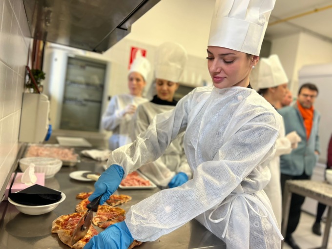 Le Marie del Carnevale di Venezia in cucina con gli studenti della Scuola Barbarigo