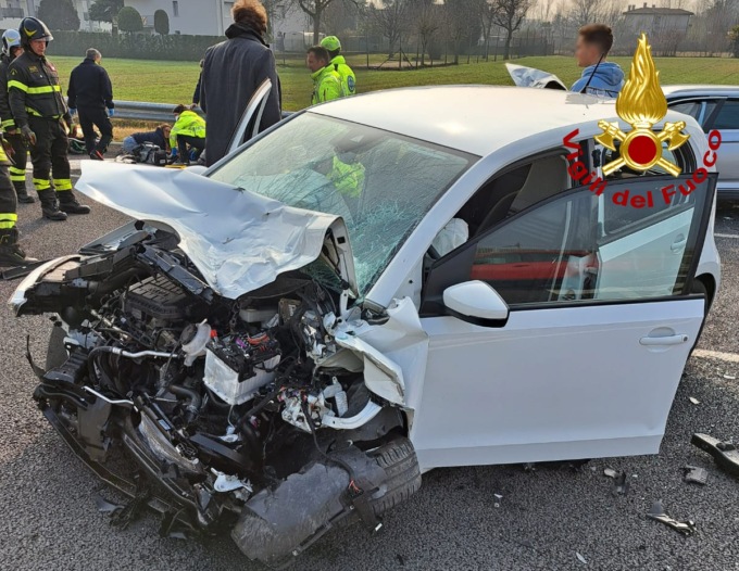 Violento frontale con tre feriti a Campalto: le immagini delle auto coinvolte