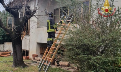 Le fiamme divampano all'improvviso: mamma e figlio (minorenne) intrappolati nella casa invasa dal fumo