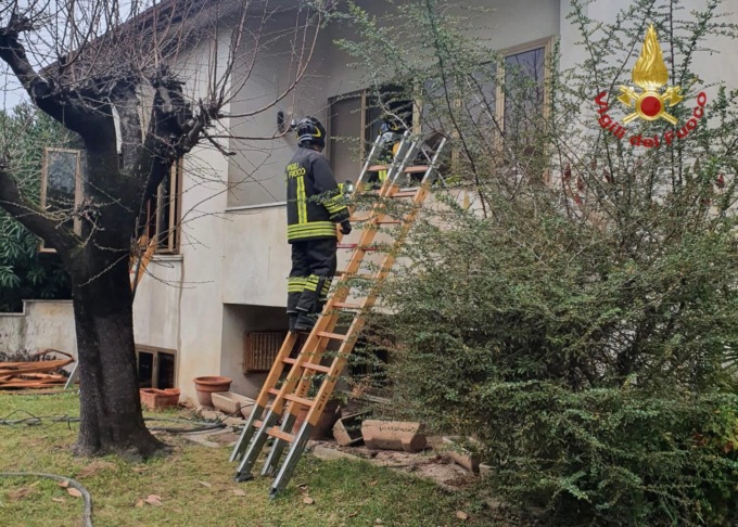 Le fiamme divampano all’improvviso: mamma e figlio (minorenne) intrappolati nella casa invasa dal fumo