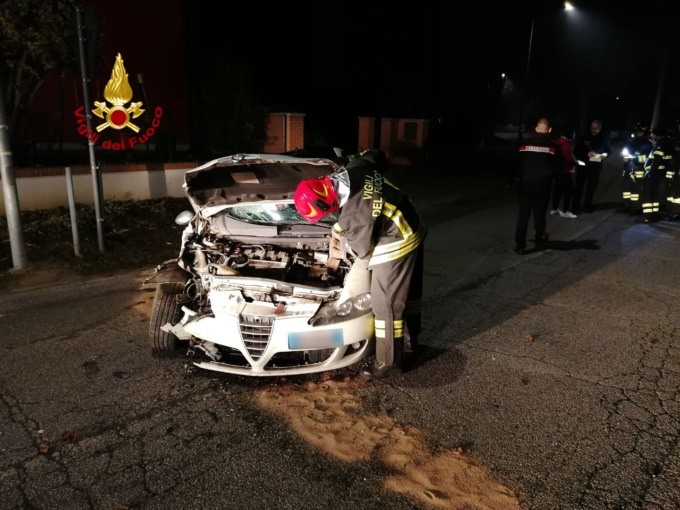 Perde il controllo dell’auto e si schianta violentemente contro un platano